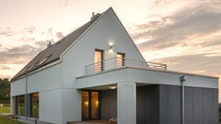 Bodenplattem neben dem Haus Massivbau